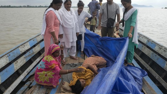 Dramatis, Ibu di India Melahirkan di Atas Perahu Akibat Banjir