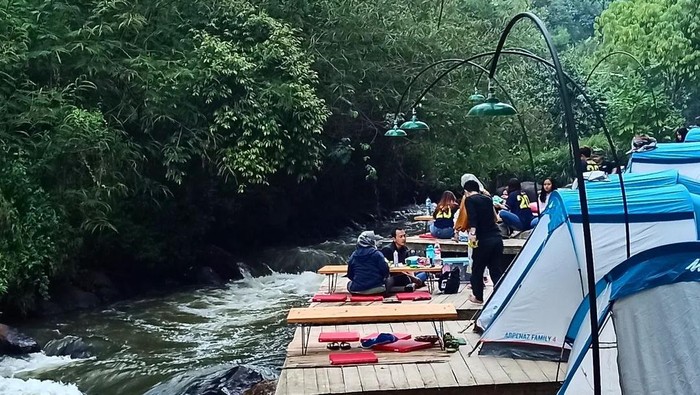 Wisata Alam dan Camping di Tepi Sungai Hutan Pinus Bandung